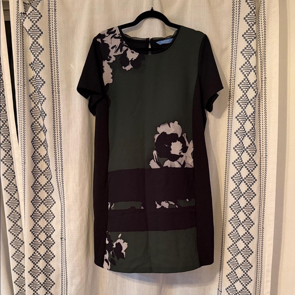 SOLD Simply Vera Floral Print Short Sleeve Dress